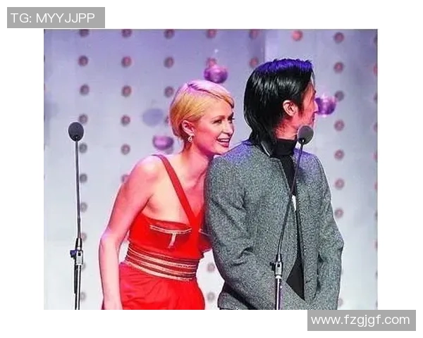 谢霆锋与足球明星亲密合影展现运动与娱乐界的完美结合 谢霆锋与足球明星亲密合影展现运动与娱乐界的完美结合