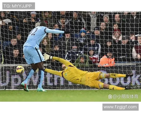 足球明星之子展现惊人肌肉力量引发关注与热议